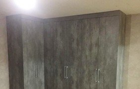 Распашной шкаф с фасадами под бетон