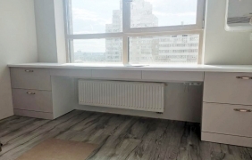 Рабочий стол у окна