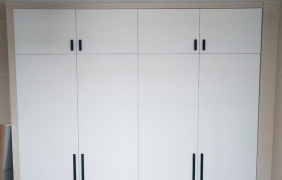 Белый распашной шкаф