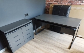 Рабочий стол и комод