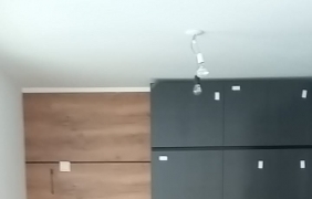 Кухня в графите с теплым деревом