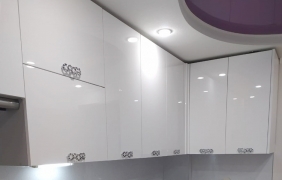 Белая кухня с декоративными ручками