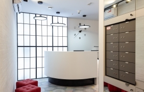 Стойка ресепшн в хостеле Poshtel VDali