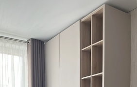 Шкаф с закрытыми секциями и стеллажом