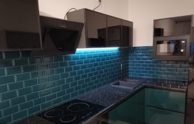 Кухня в изумрудном и черном цветах