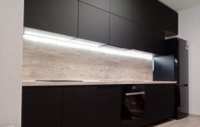 Линейная кухня с гладкими фасадами