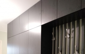 Прихожая в темном дереве