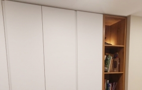 Распашной шкаф со стеллажной секцией