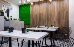 Столы в хостеле Poshtel VDali