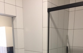 Встроенный шкаф в ванной комнате